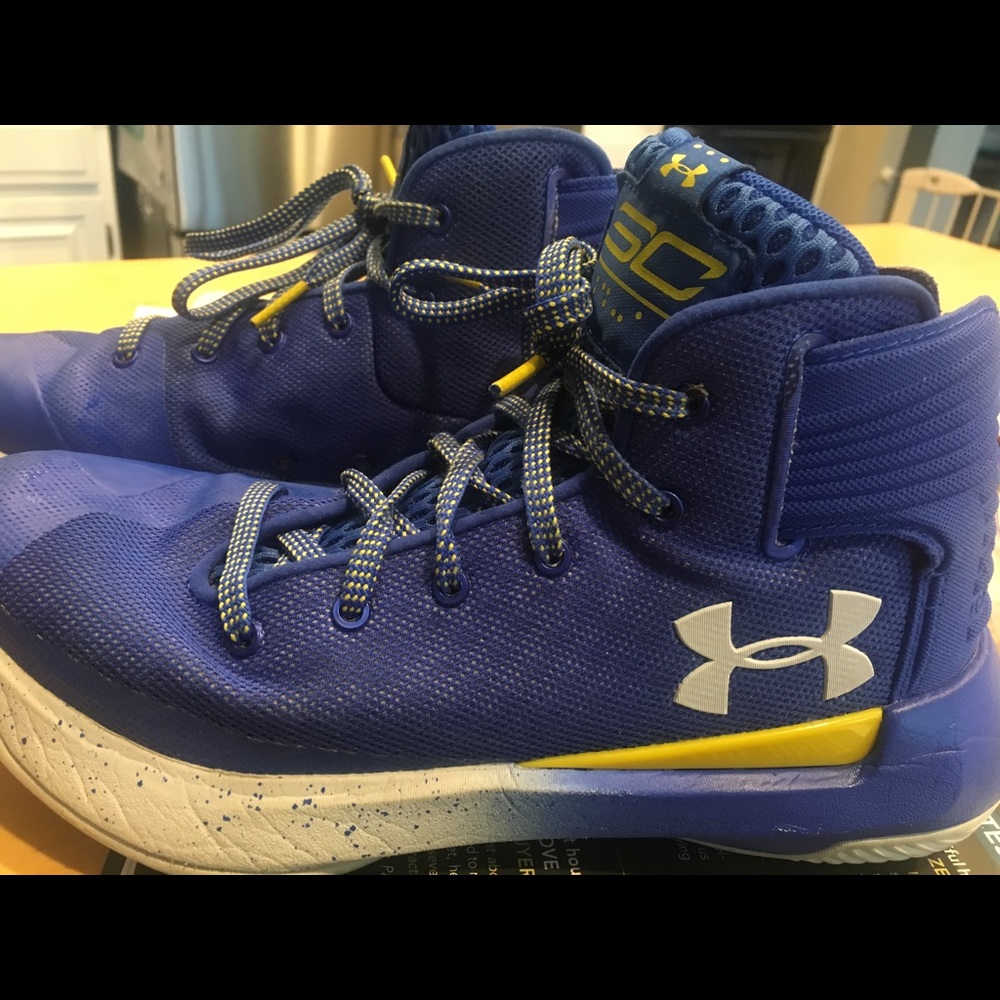 Sz 6Y Under Armour Steph Curry Basketball shoes.